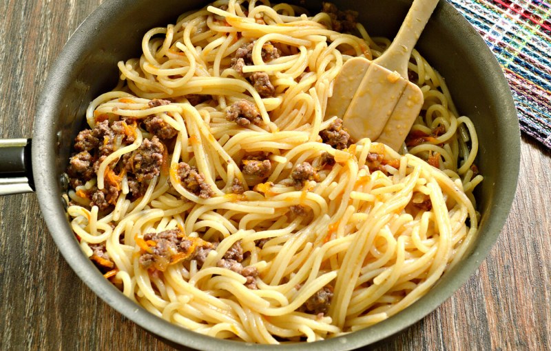 Макароны по-флотски с фаршем на сковороде