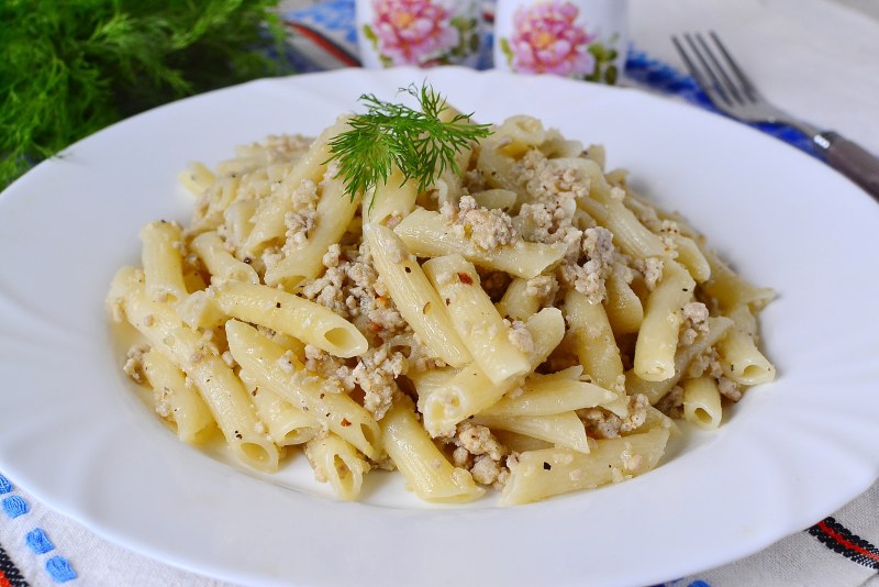 Макароны по-флотски с фаршем и томатной пастой