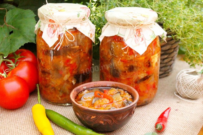 Салат на зиму из помидор и перца и моркови и лука