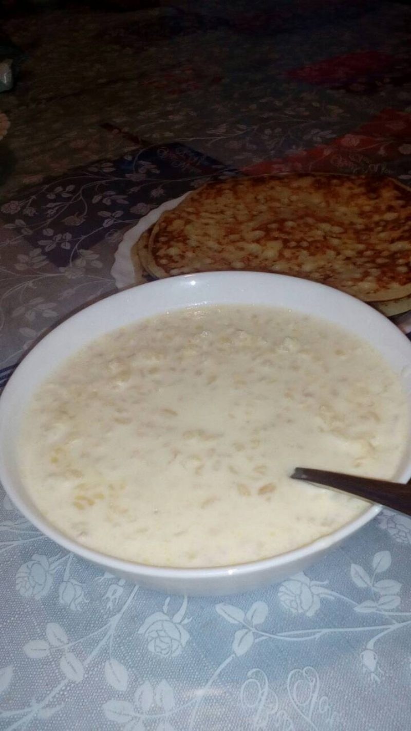 Пшенная каша на белом фоне