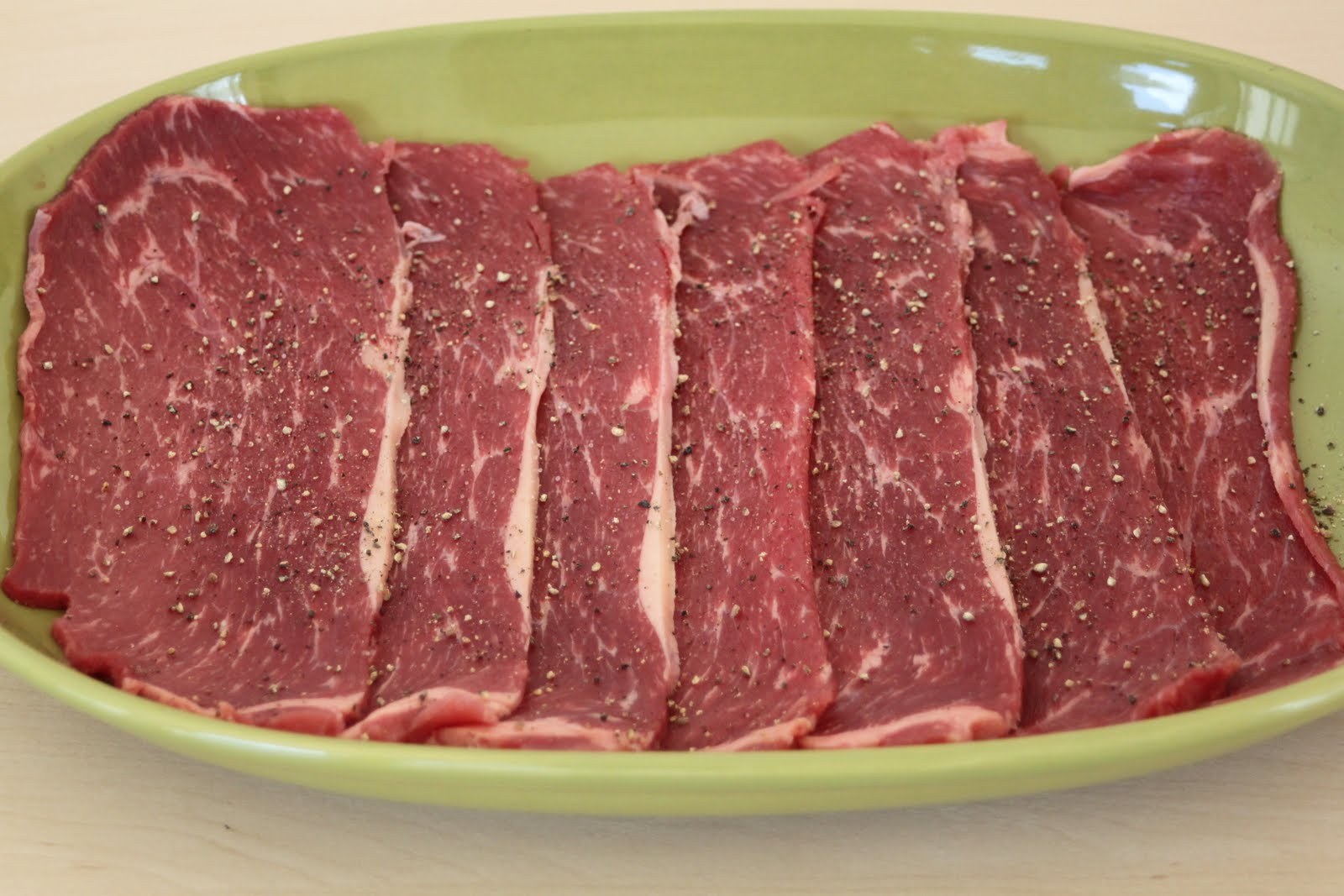 Говядину нужно есть. Мясо для стейка из говядины. Нарезанная говядина. Нарезать мясо для стейка из говядины. Мясо бифштекс.