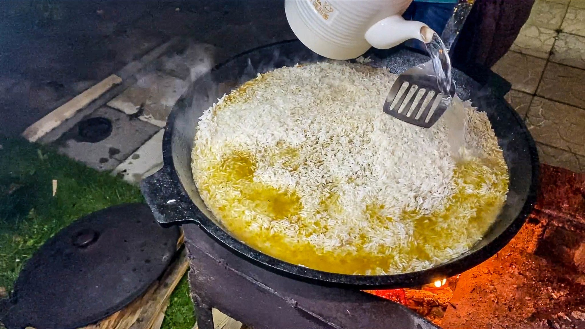 Афганский казан плов. Афганский бульон. Уронил плов из казана. Плов в казане в лесу. Плов с говядиной в казане на плите пошагово.