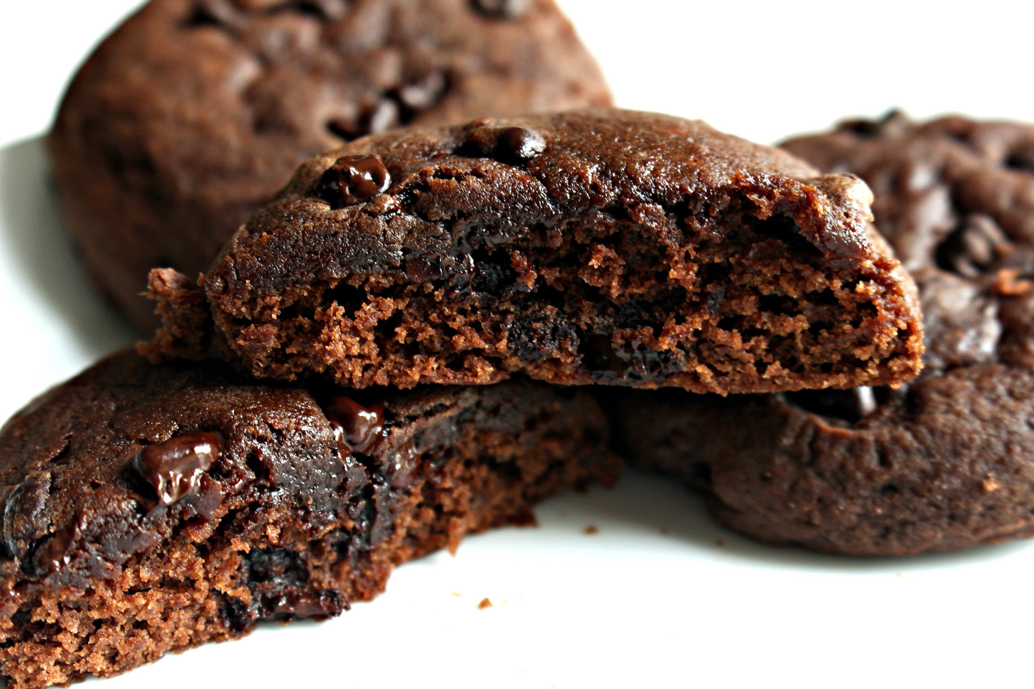 Классическое шоколадное печенье. Шоколадное печенье. Кукис шоколадный. Печенье с шоколадом. Печенье с шоколадными кусочками.