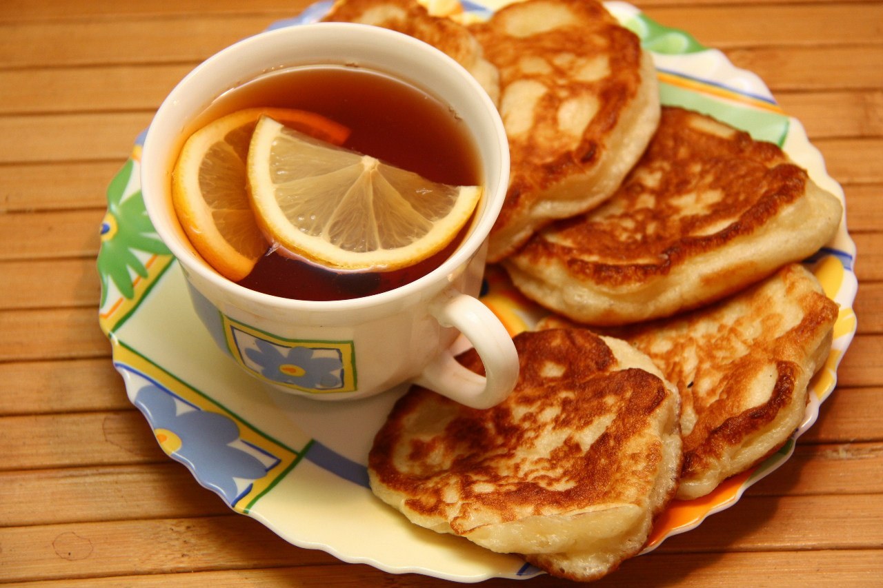 Доброе утро чай с блинами. Чай с блинчиками. Оладьи и чай. Оладушки с чаем. Чай с бутербродом.