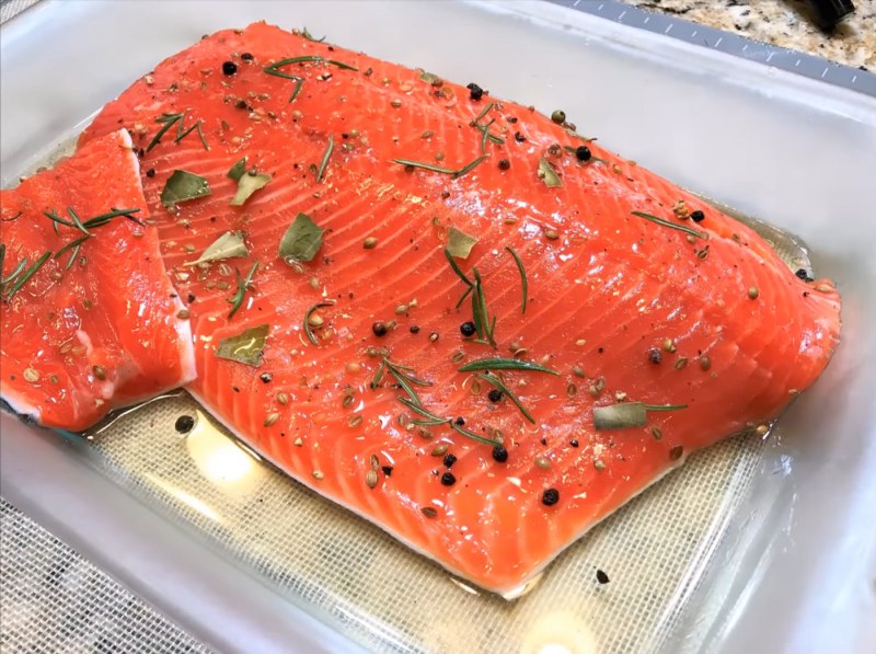 Соленая горбуша в масле с луком
