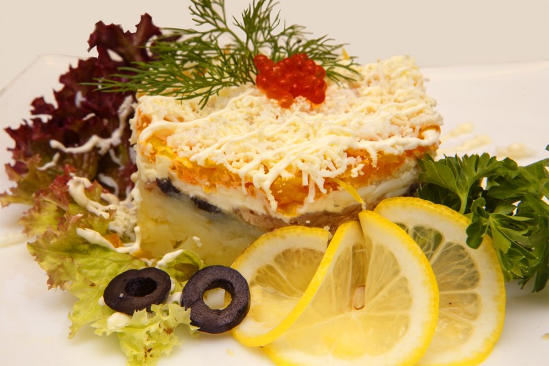 Салат с говядиной и редиской