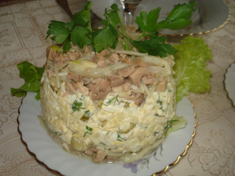 Салат из печени трески с кукурузой