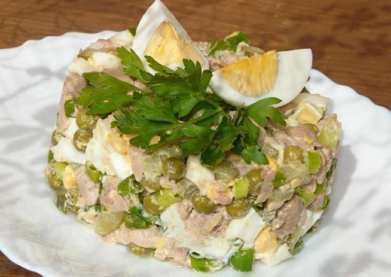 Салат из печени трески с овощами