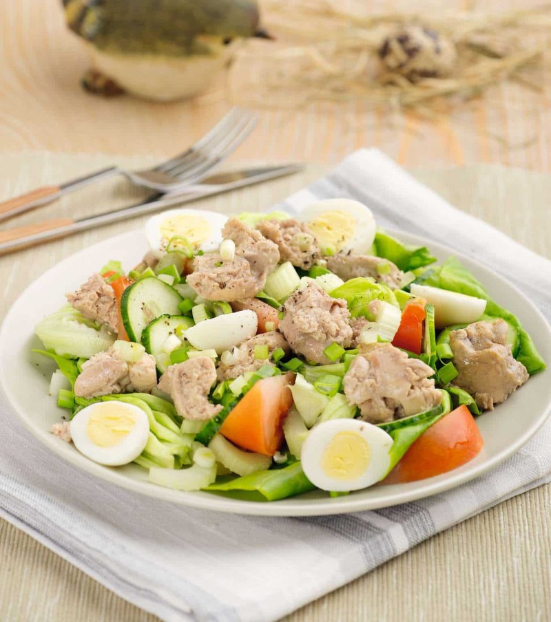 Салат с перепелиными яйцами и кукурузой