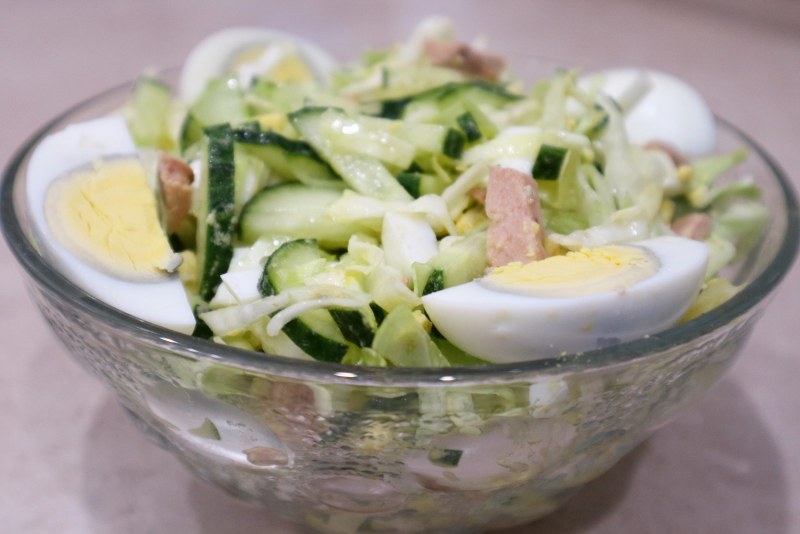 Теплый салат с кальмарами