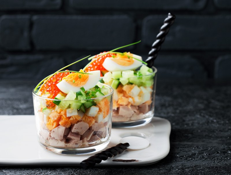 Салат с икрой и печенью трески