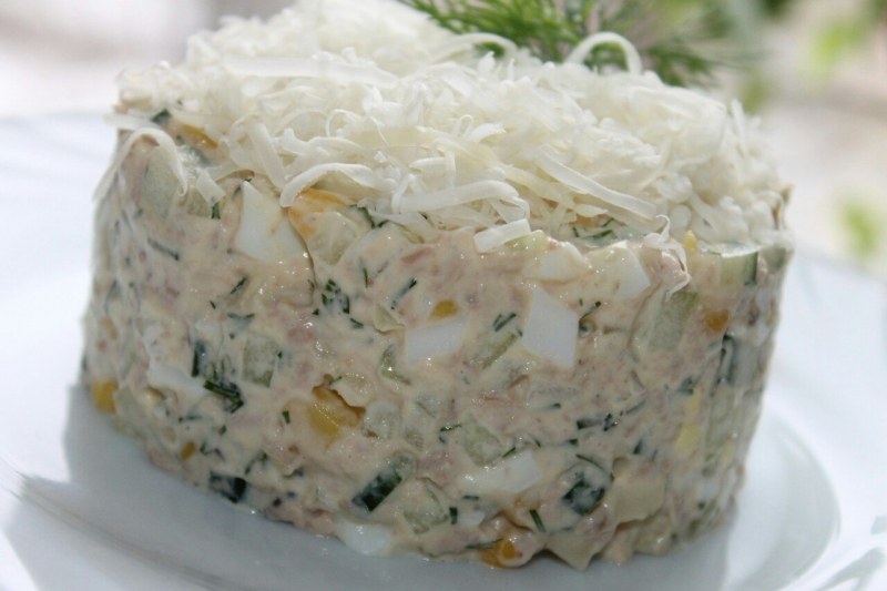 Салат с печенью трески и листьями салата