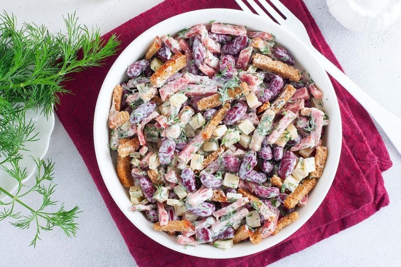 Салат с ветчиной и кукурузой и сухариками