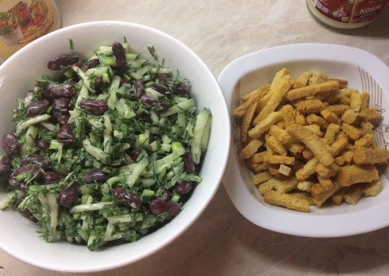 Салат с ветчиной и фасолью и огурцом