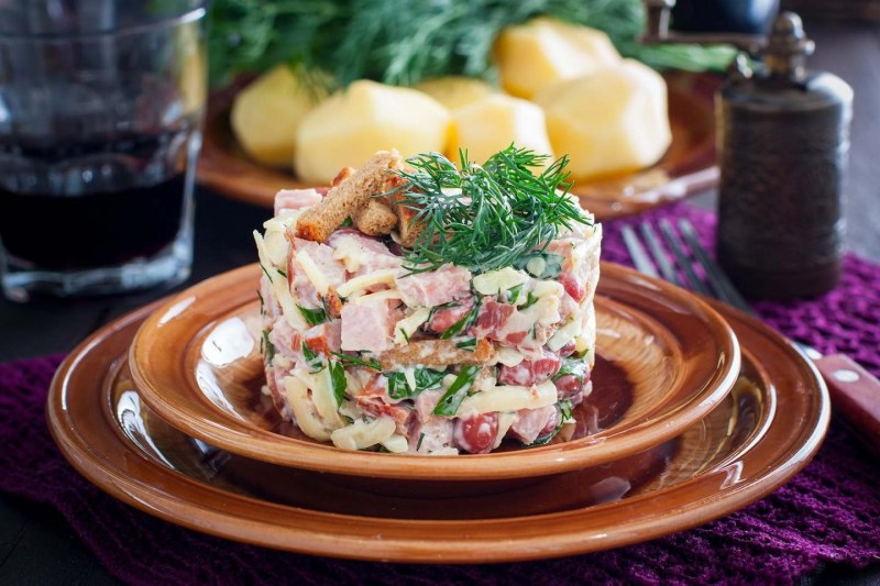 Салат из фасоли с сухариками и кукурузой