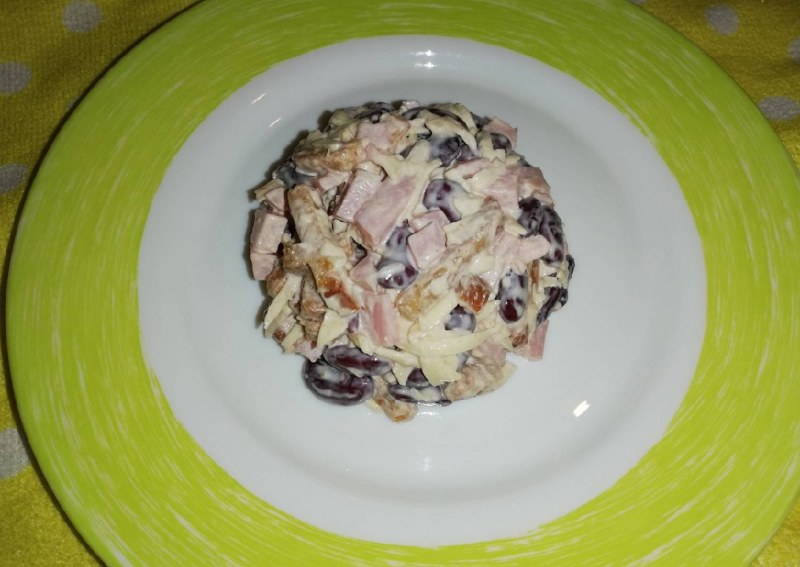 Салат с сухариками и кукурузой и колбасой