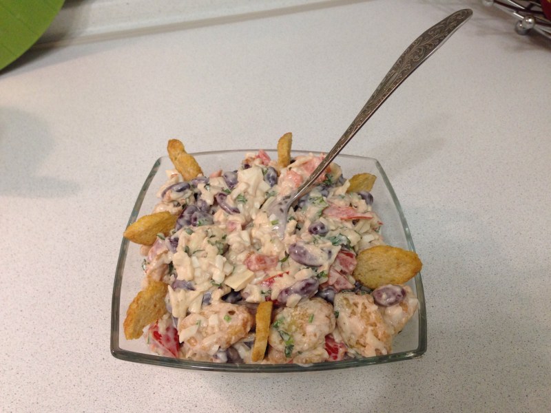 Салат с кириешками и фасолью и кукурузой