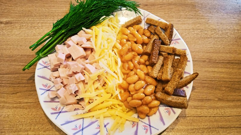 Салат с фасолью и сухариками