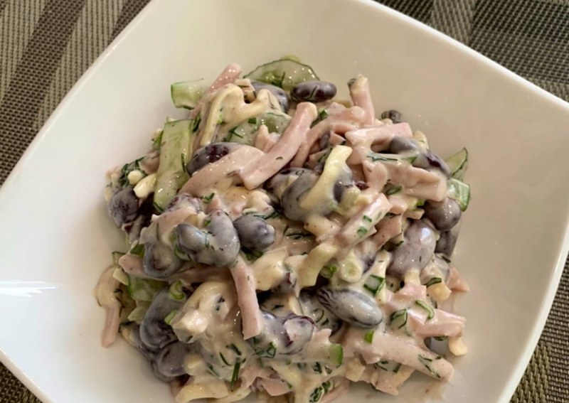 Салат с корейской морковью и кукурузой и колбасой и сухариками