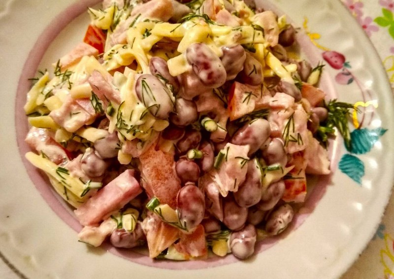 Салат кукуруза фасоль кириешки