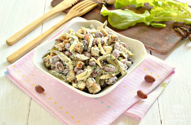 Салат с фасолью и сухариками и кукурузой
