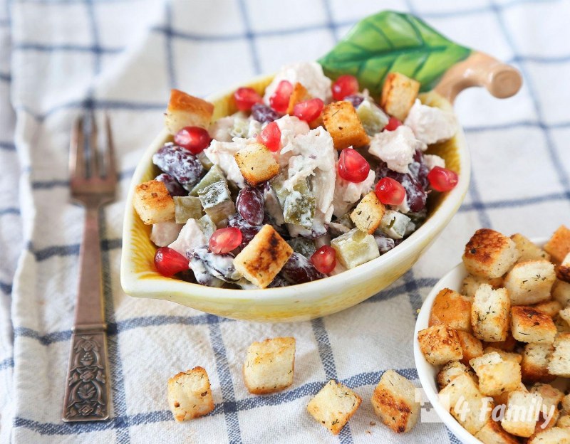 Салат с кириешками и копченой колбасой и фасолью