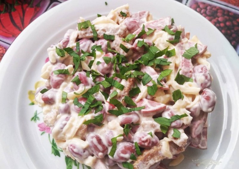 Салат фасоль кукуруза огурец сухарики