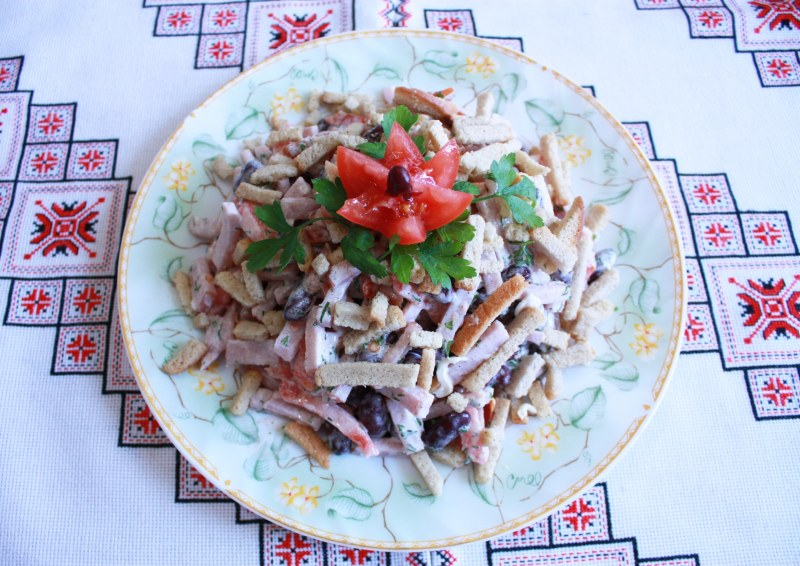 Салат с белой и красной фасолью