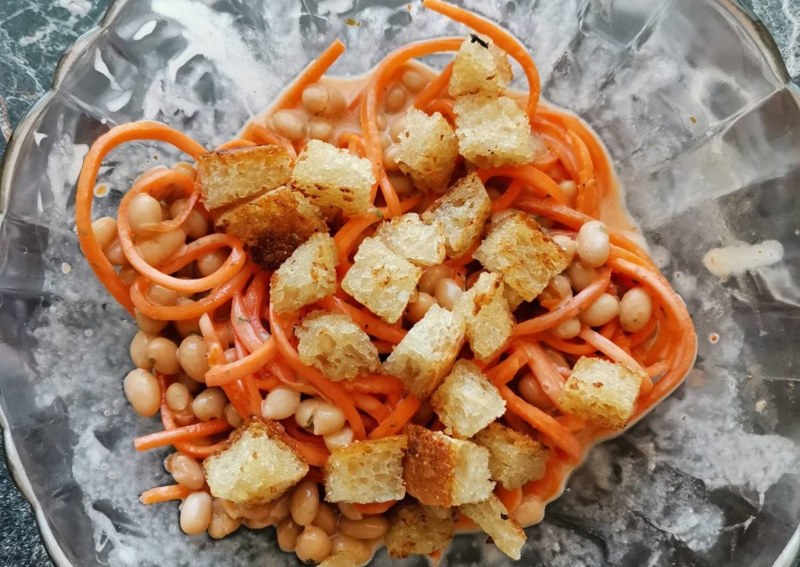 Салат с морковчой гранатом и сухариками