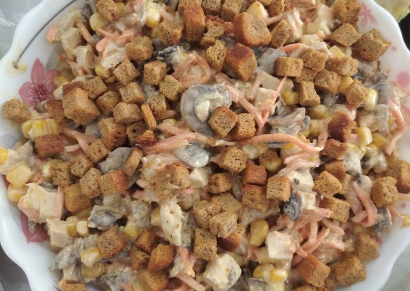 Салат с фасолью и сухариками и корейской морковкой