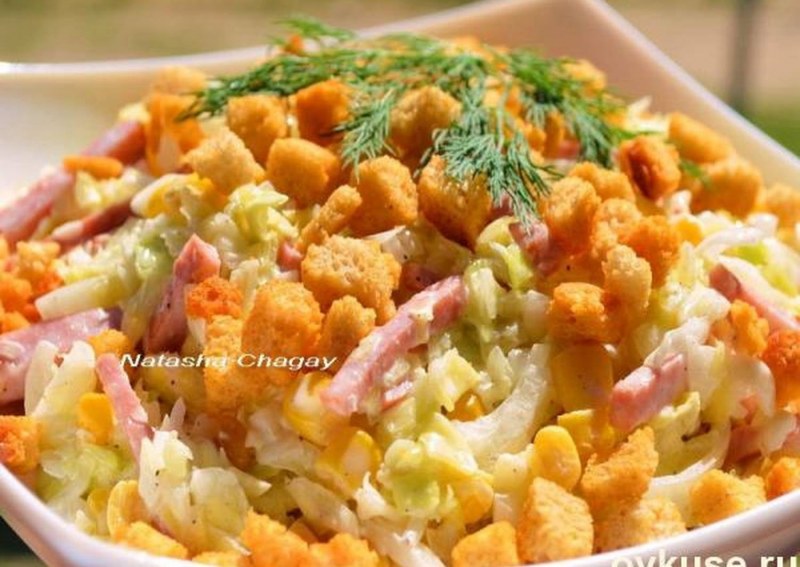 Салат с сухариками и солеными огурцами