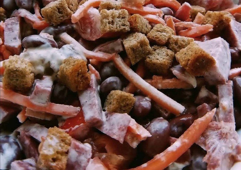 Салат с морковью сыром и сухариками