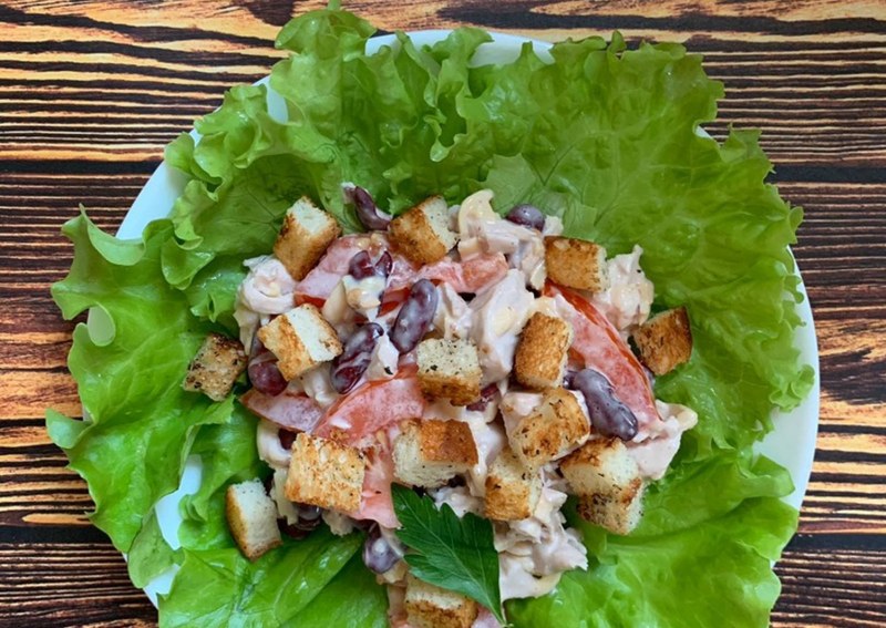 Салат с ананасом и курицей и сухариками