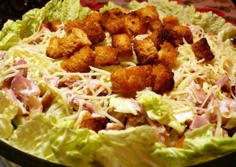 Салат с копчёной курицей и корейской морковью и фасолью