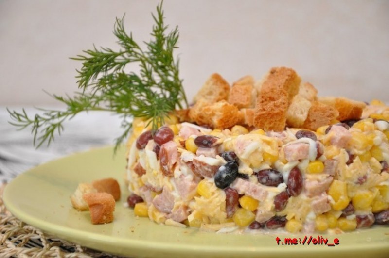 Салат из корейской моркови и копченой курицы и кукурузы