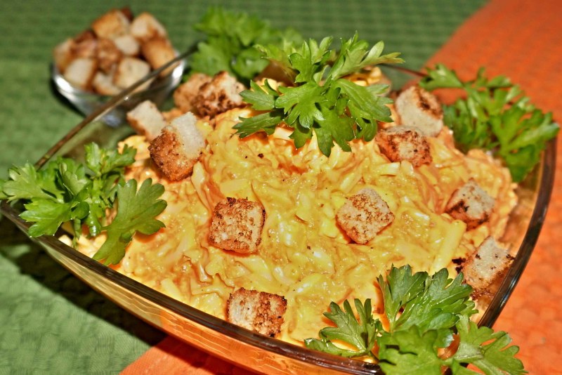Салат с кириешками и фасолью и корейской морковью