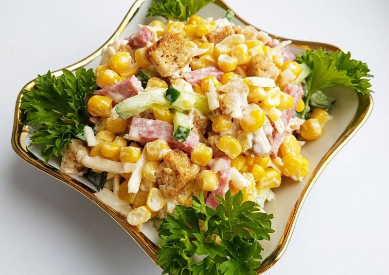 Салат с корейской морковью и кукурузой и сухариками