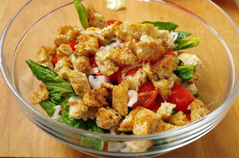 Салат с сухариками и копченой курицей и помидорами