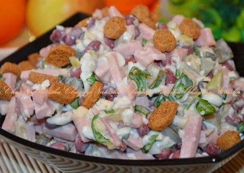 Салат с капустой и сухариками