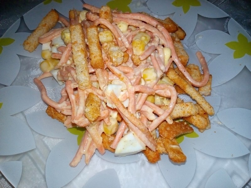 Салат с колбасой и морковью по-корейски с кукурузой