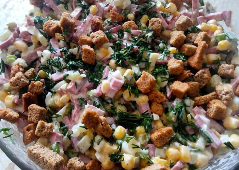 Салат с сухариками и кукурузой