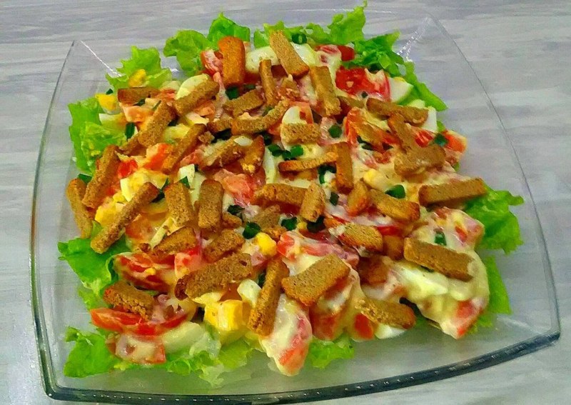 Салаты на скорую руку с сухариками