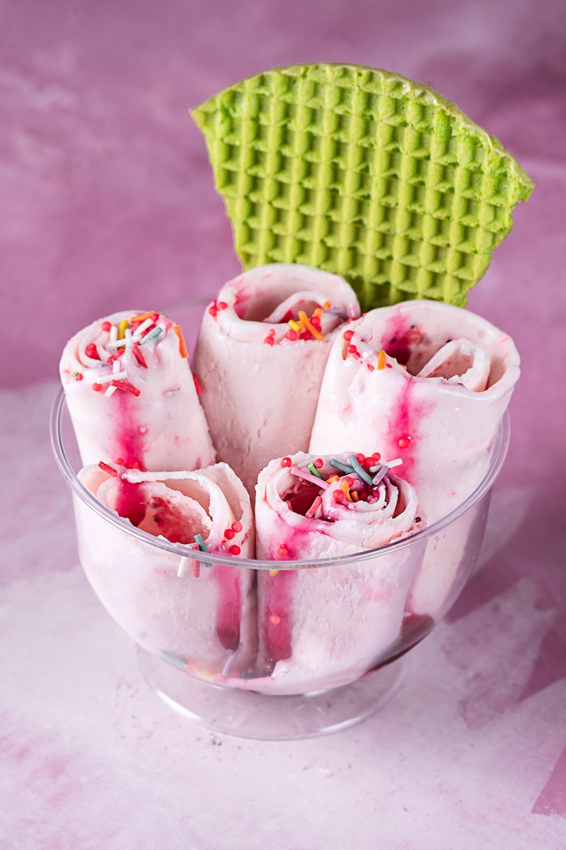 Клубничное ролл мороженое