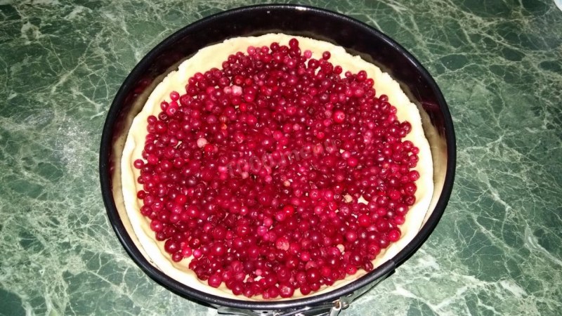 Пирог с брусникой