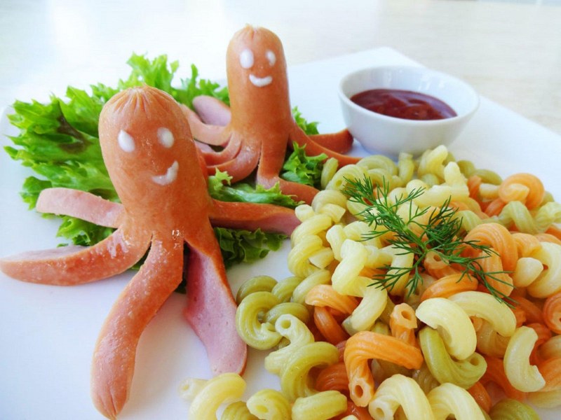 Паучки из сосисок с макаронами