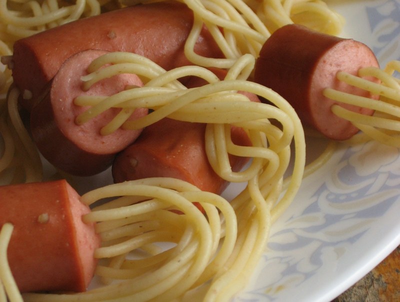 Сосиски с макаронами на Хэллоуин