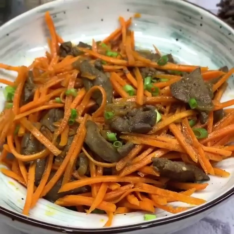 Салат Обжорка с куриной печенью и морковью по корейски