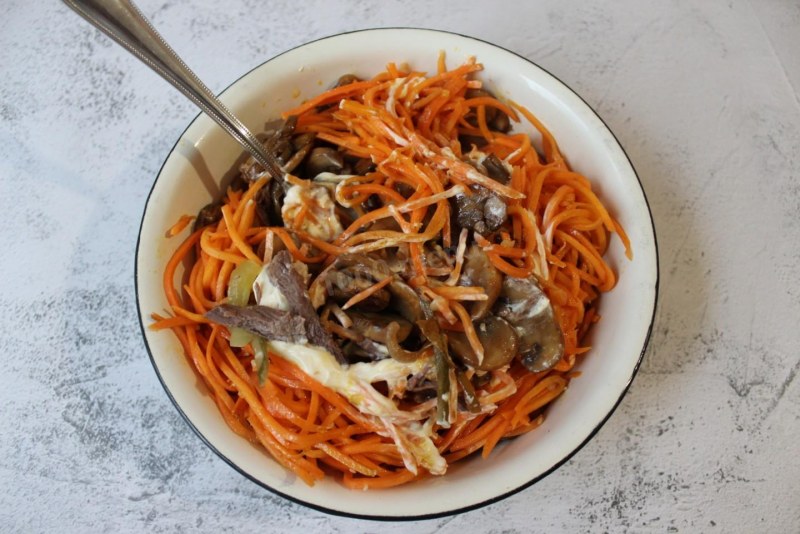 Салат Обжорка с говядиной и солеными огурцами