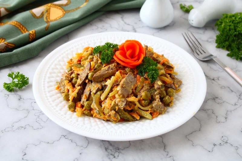 Слоёный салат с курицей и грибами