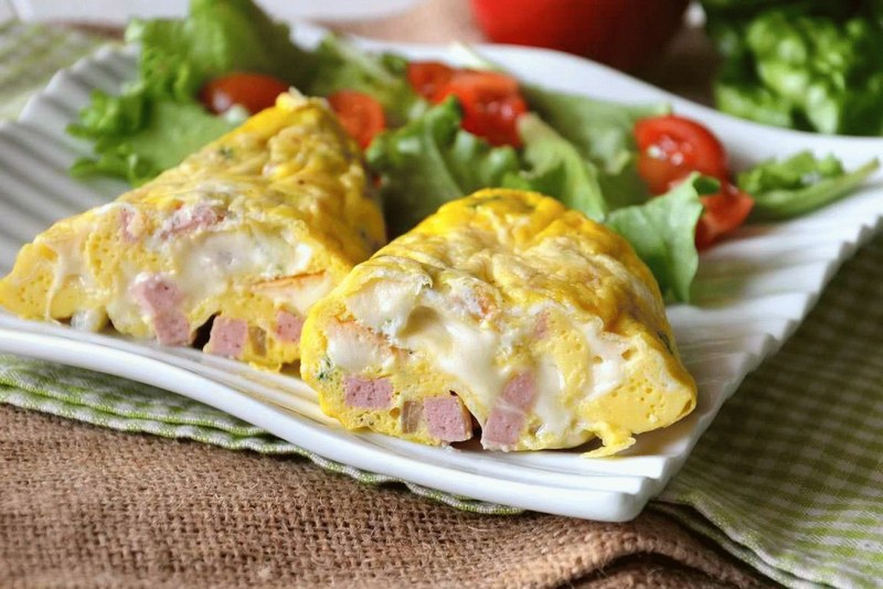 Омлет с беконом и сыром